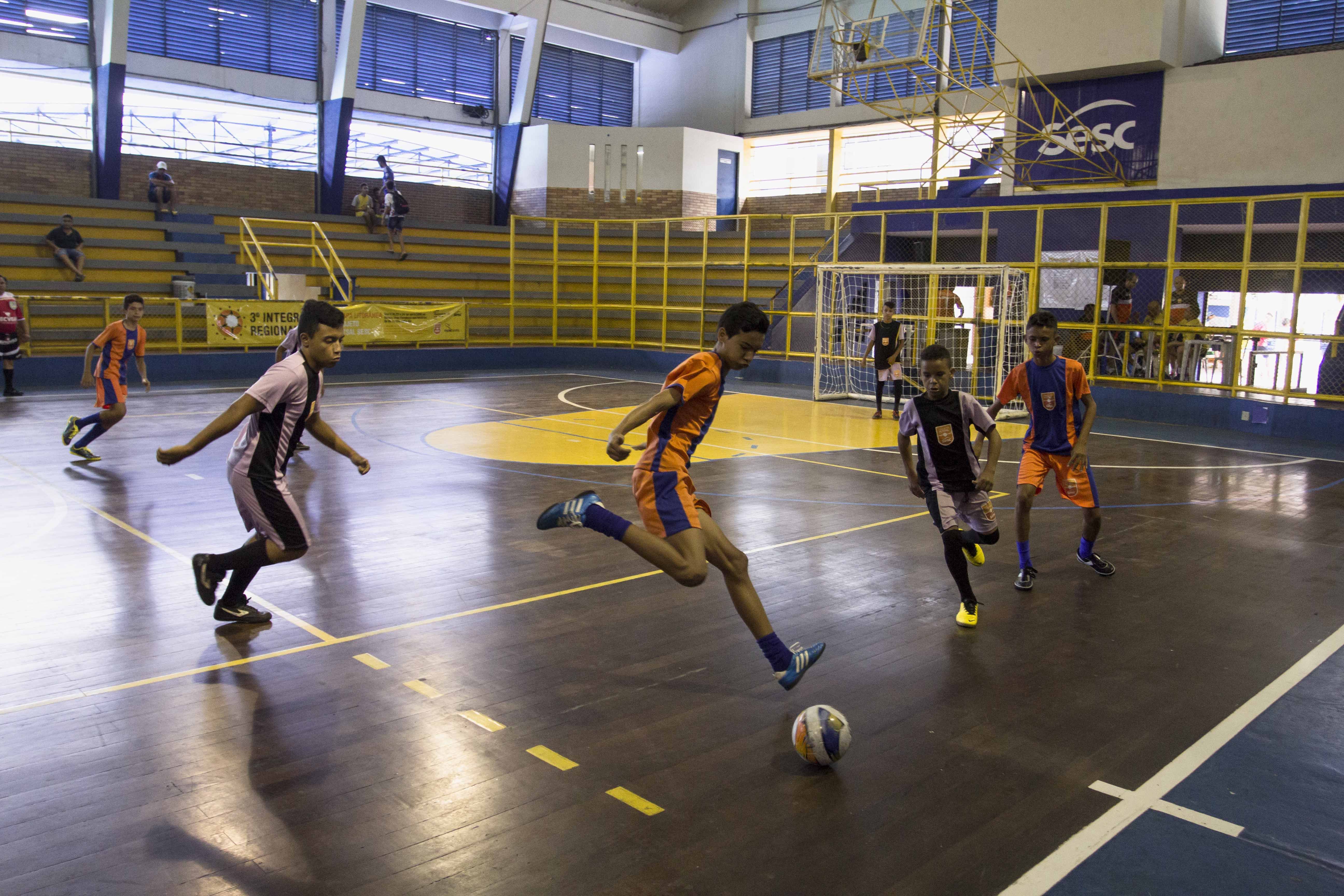 Torneio de futebol das forças de segurança arrecada brinquedos e