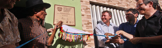 Mestre Raimundo Aniceto faz da rua uma terreirada na inauguração do primeiro museu orgânico do Crato