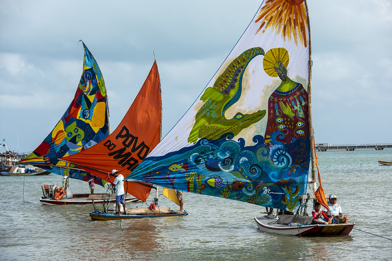Aquavelas: Exposição colore a orla de Fortaleza e marca a abertura do Encontro Sesc Povos do Mar