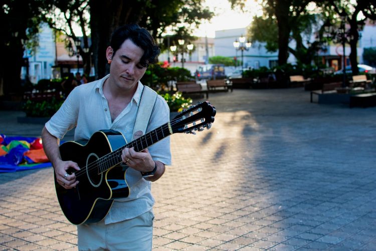 Em Juazeiro do Norte, Sesc Sonoridades apresenta show com Vinícius Pinho