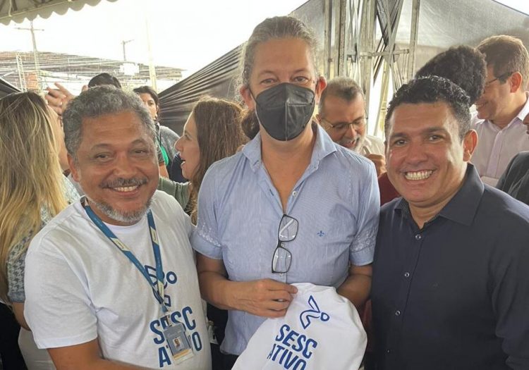 Em Fortaleza, ministra do Esporte recebe kit do Projeto Sesc Ativo