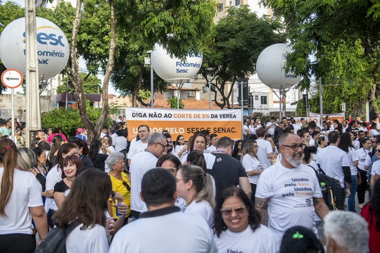 Três mil pessoas se reúnem em defesa do Sesc e Senac, em Fortaleza