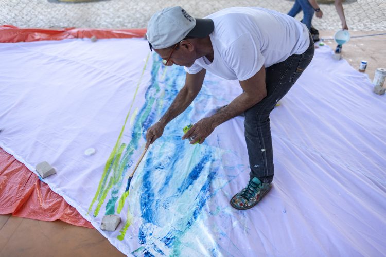 Artistas se reúnem para dar início a pintura  das velas que abrem o Encontro Sesc Povos do Mar