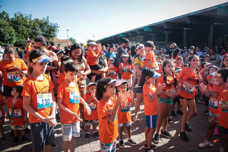 Clima de brincadeira envolve toda a família na Maratoninha Sesc do Crato