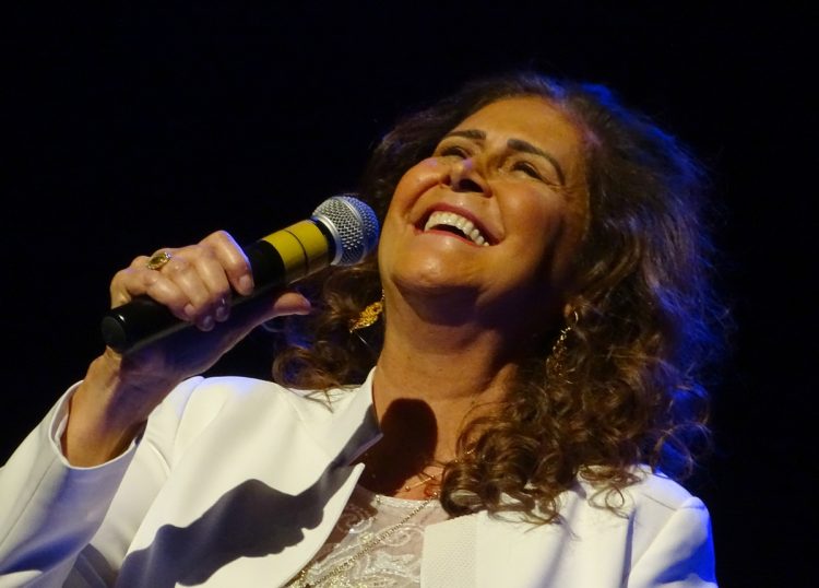 Show de Joanna celebra o romantismo e a nostalgia no Sesc Crato