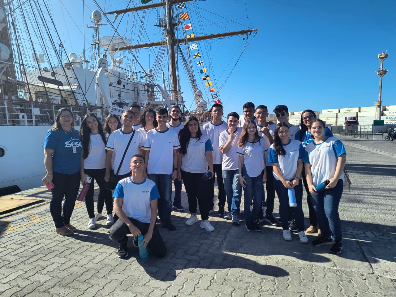 Alunos da Escola Educar Sesc visitam o navio-escola da Marinha da Argentina